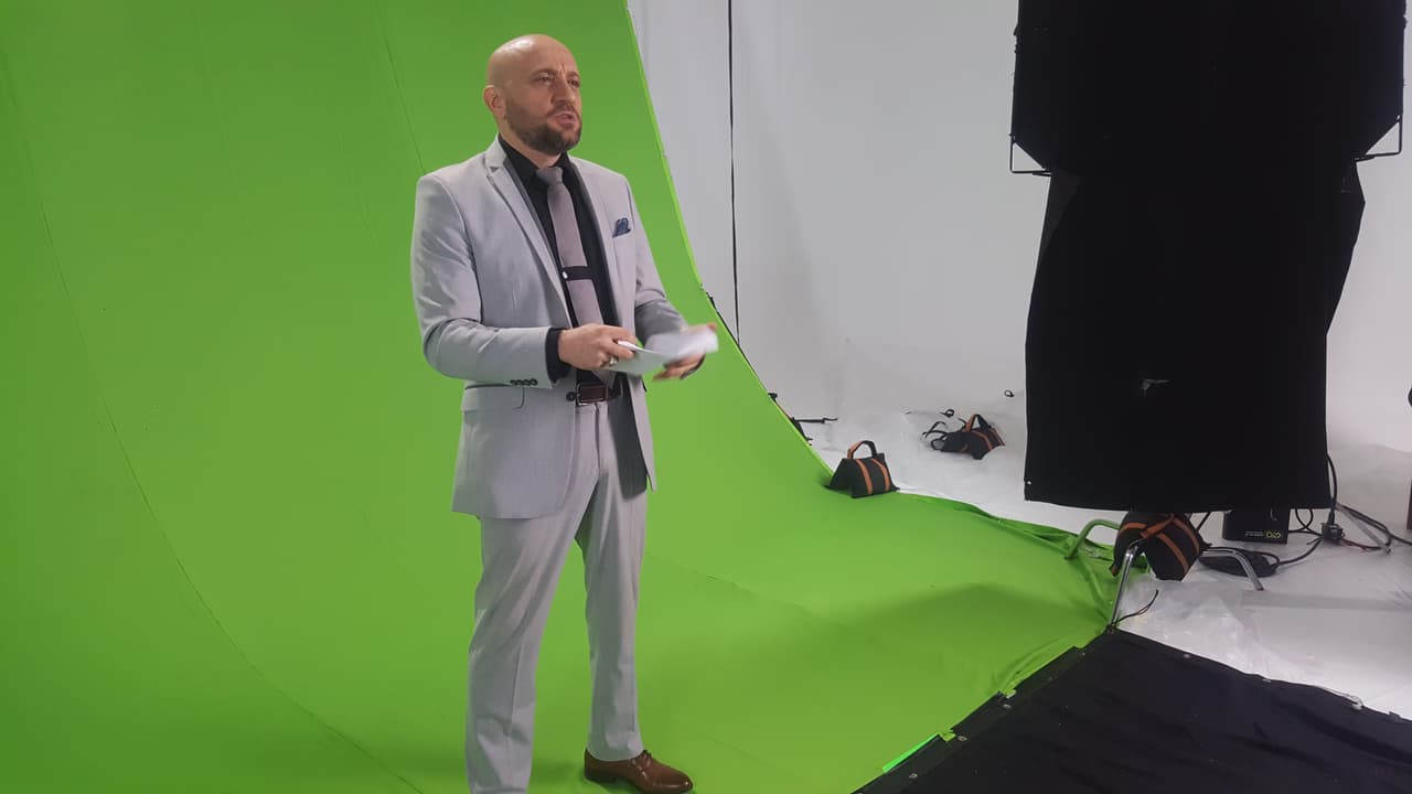 Es el vecino más desafortunado del edificio pero aún así esta navidad la festejará en grande con Galavisión.