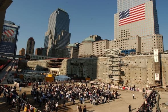 Familiares de los fallecidos asisten a la ceremonia de conmemoración en el sitio del World Trade Center, donde murieron casi 3,000 personas. Foto del 2003.