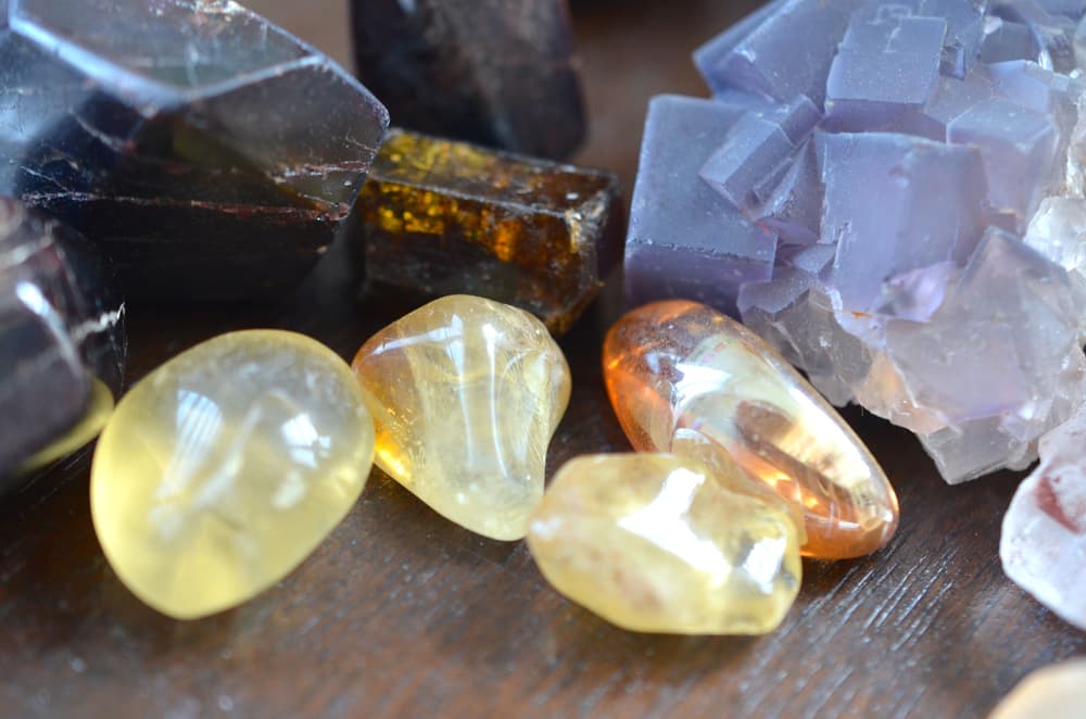 Otros beneficios a nivel físico son que ayuda con dificultades respiratorias, dolores musculares, desequilibrio de la tiroides, afecciones menstruales, artritis y reuma. Estimula la memoria y combate la demencia senil asociada con el Parkinson.