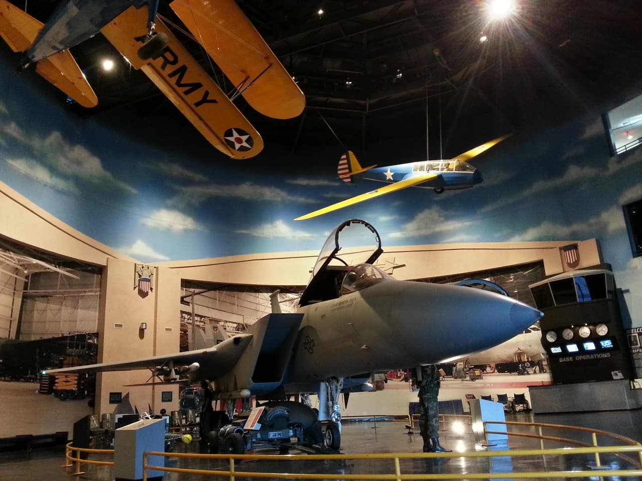 <b>Museum of Aviation (Warner Robins)</b>
<br>
<b>Sitio web</b>: 
<a href="https://museumofaviation.org/">https://museumofaviation.org/</a> 
<br>
<b><a href="https://maps.app.goo.gl/7TTVyrKqkJwhDELL7">Cómo llegar</a> </b>
<br>
<br>El Museo de Aviación es el segundo museo más grande de la Fuerza Aérea de los Estados Unidos y está ubicado en 51 acres justo al lado de la Base de la Fuerza Aérea Robins.