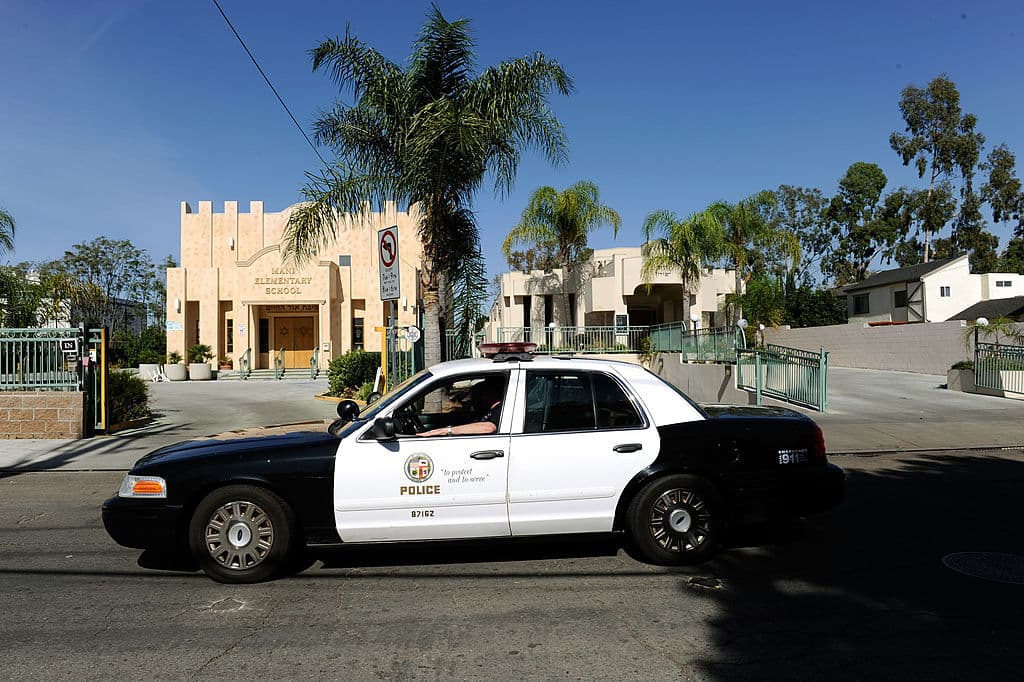 <b>9) Falta de Policías</b>
<br>La policía de Los Ángeles está perdiendo personal a un ritmo alarmante, y contratar nuevos oficiales no ha sido tarea fácil. En los últimos 3 años, la agencia ha perdido más de 600 empleados por jubilación y no han podido contratar nuevos reclutas para reemplazarlos, según datos del LAPD. Las protestas contra la brutalidad policial también han hecho que nuevas generaciones no quieran unirse a los uniformados. Mientras hayan menos patrullas, habrá más delincuencia e inseguridad entre los angelinos.