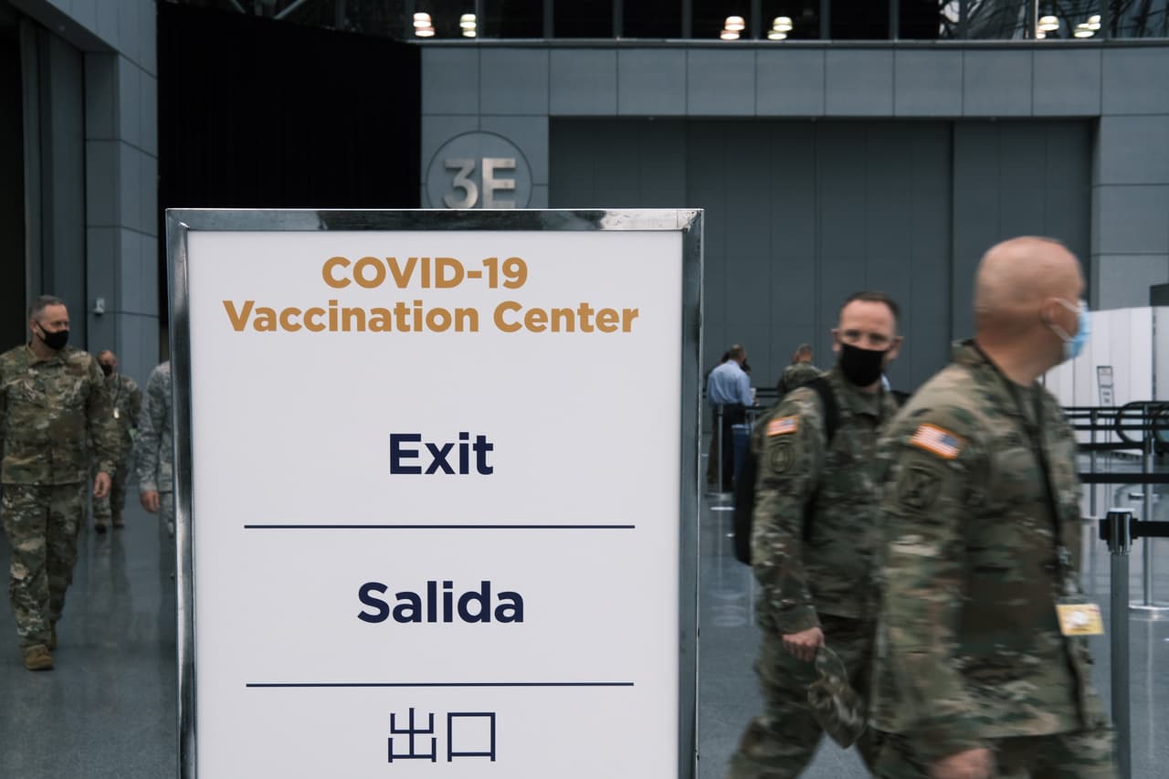 "Ahora mismo depende del gobierno federal. Depende del estado, de los fabricantes hacer todo lo posible para conseguir el máximo suministro", dijo de Blasio.