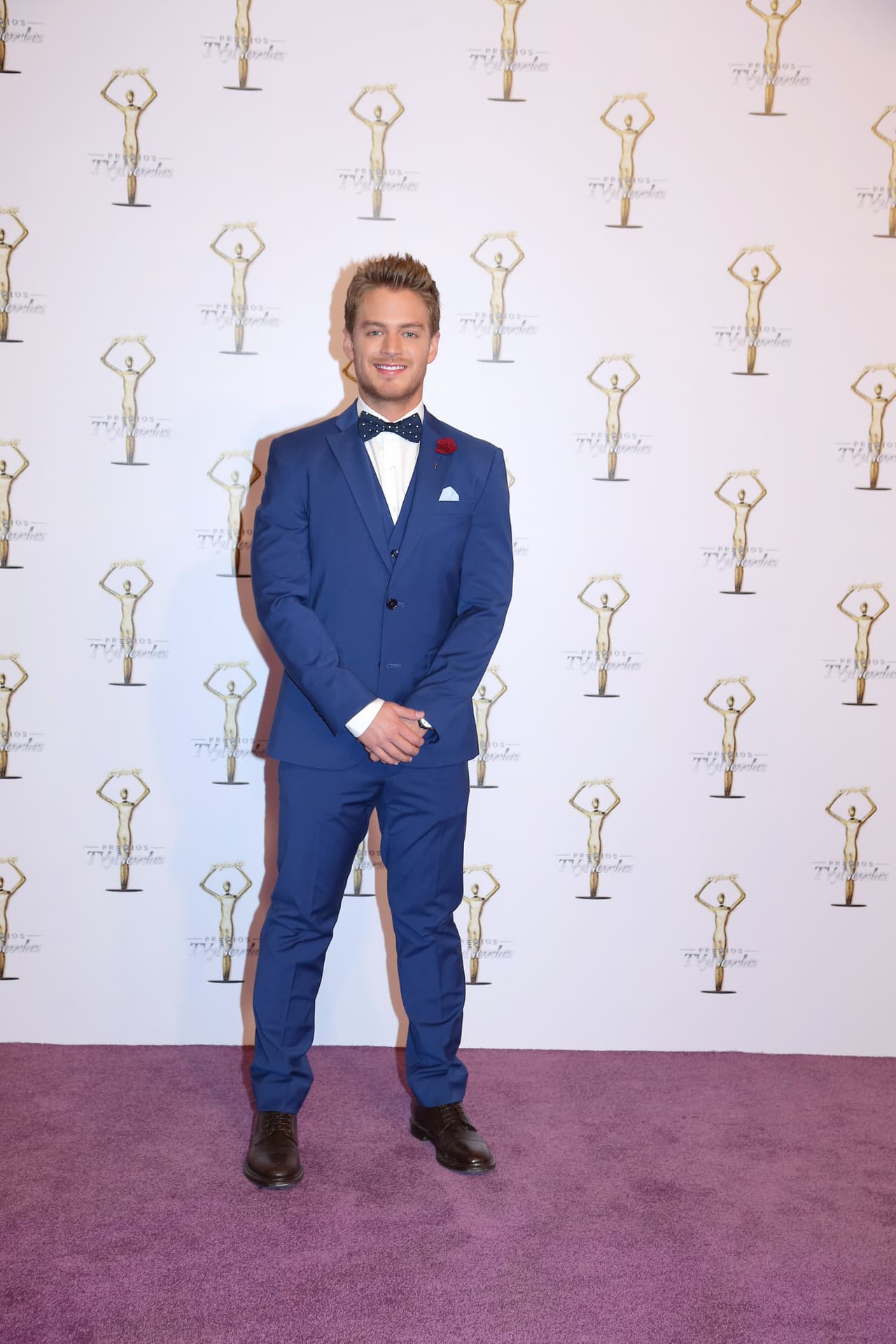 <b><a href="http://www.univision.com/temas/polo-morin">Polo Morín</a></b> fue uno de los pocos actores que optaron por utilizar un corbatín.