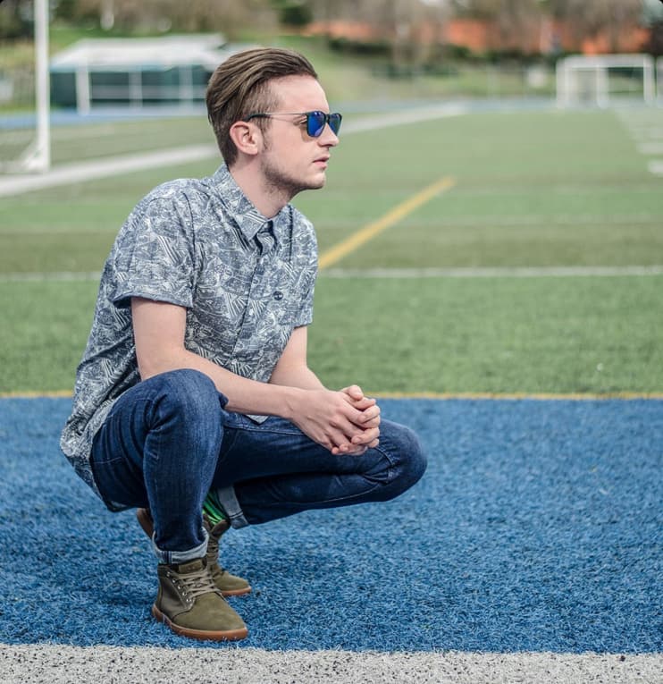 Jesús es modelo, conductor y actor.