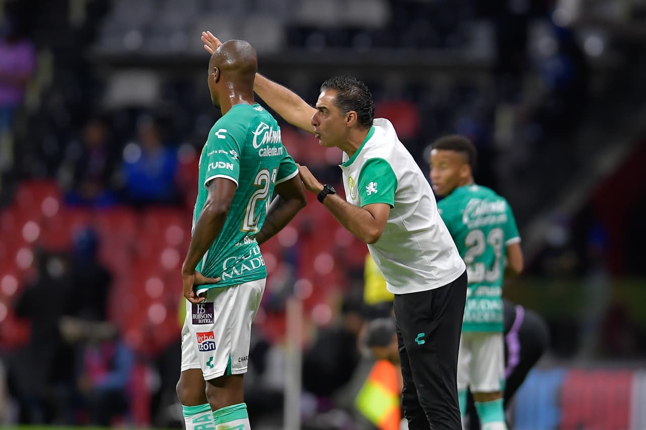 Renato Paiva daba indicaciones.