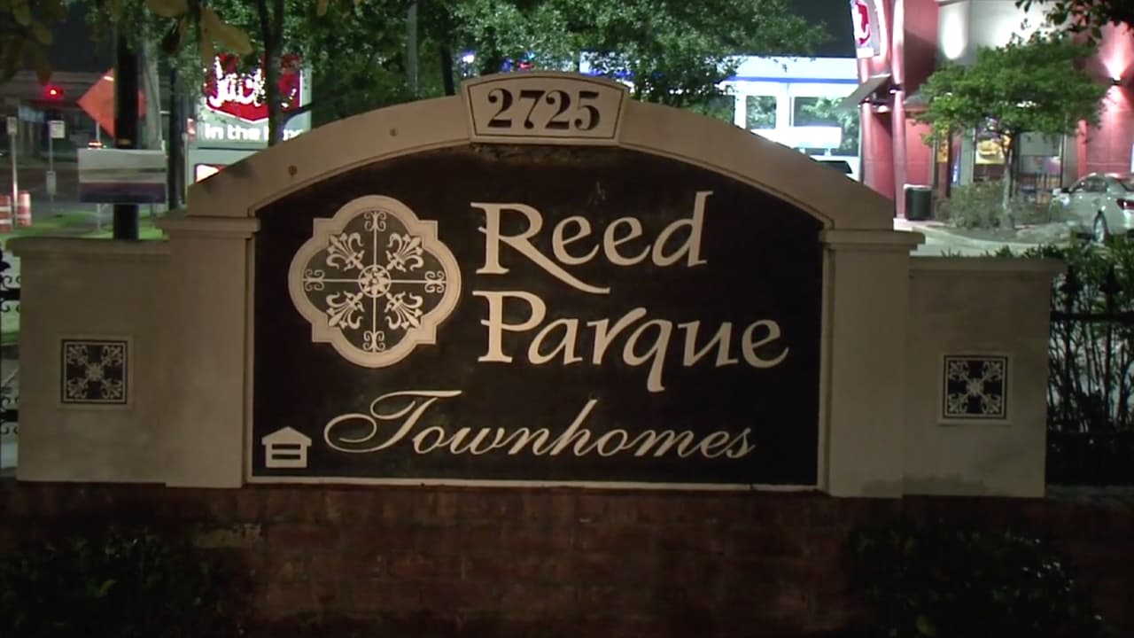 El trabajador entregaba una pizza en un complejo de apartamentos ubicado en las calles Cullen y Reed.