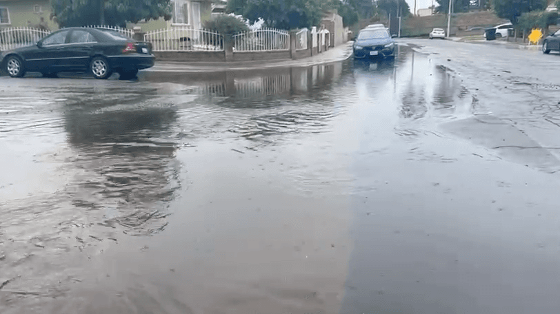 Por ejemplo, 
<b><a href="https://www.univision.com/local/los-angeles-kmex/hilary-tormenta-tropical-amenazas-lluvias-inundaciones-california" target="_blank">en Norwalk, con los aguaceros del domingo</a></b> temprano, ya había acumulaciones de agua en algunos vecindarios.
