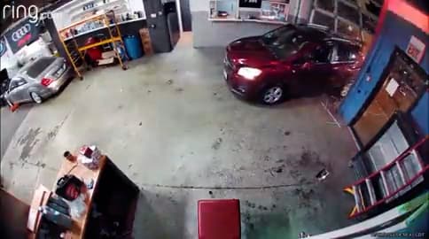 Ladrones tiran puerta de negocio para robar auto en Belmont Cragin