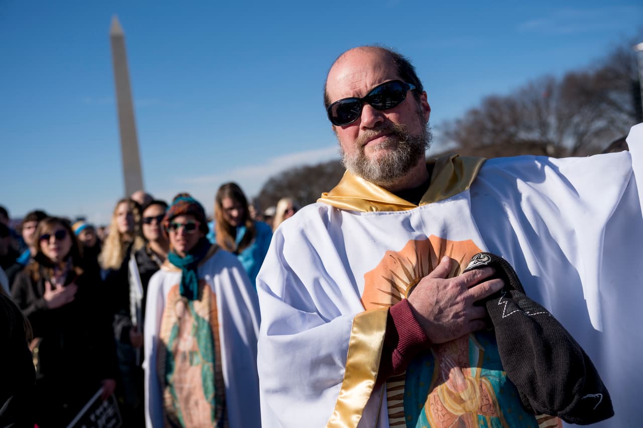 Lis Kelly de Notre Dame, Indiana, y su amigo, el hermano Tomasio Venditti de Steubenville, Ohio, visten trajes de la Virgen de Guadalupe durante la marcha antiabortista de este viernes.