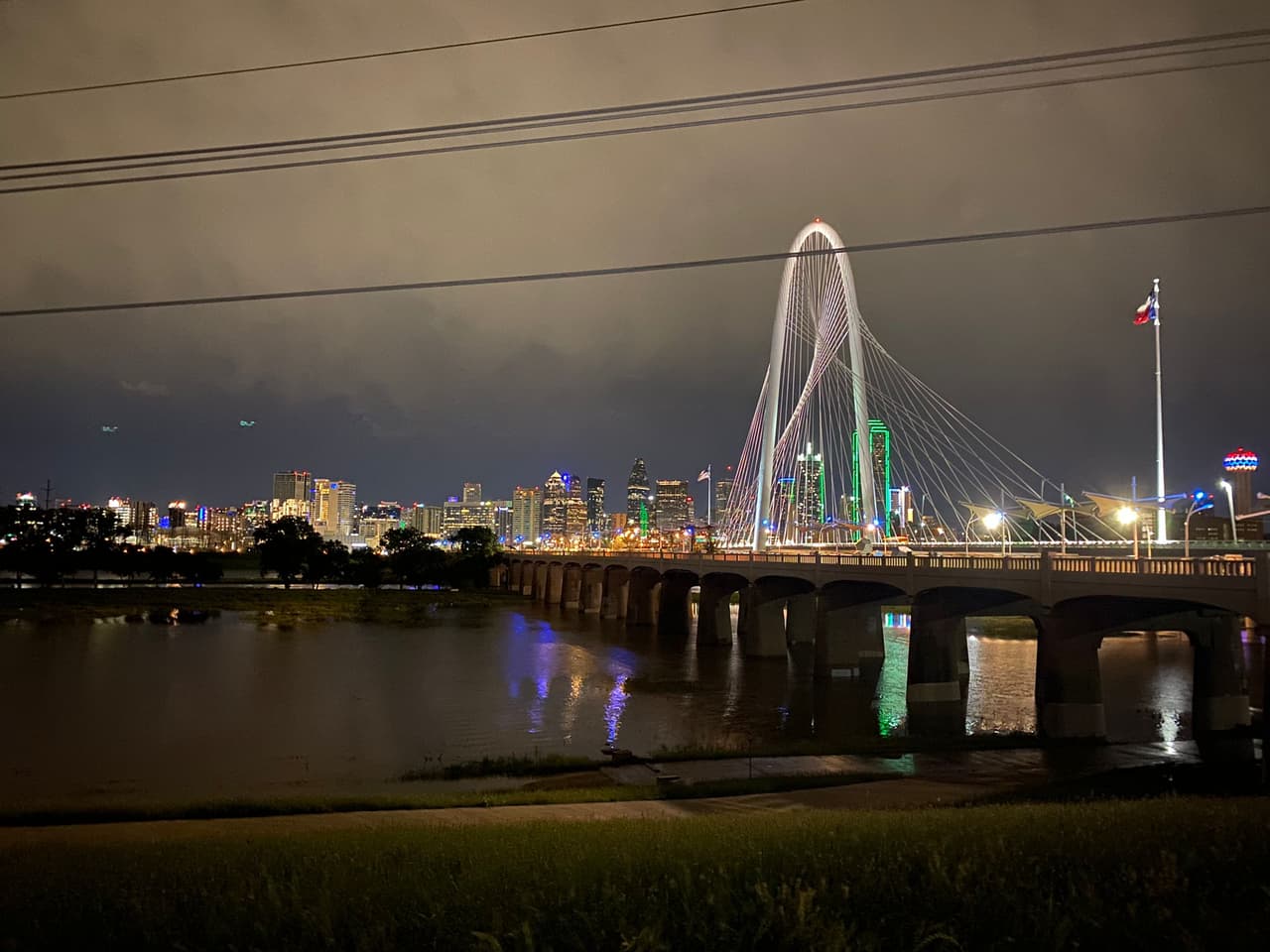<a href="https://www.univision.com/local/dallas-kuvn/asi-luce-el-rio-trinity-en-dallas-debido-a-las-fuertes-lluvias-video">El Río Trinity que pasa por el centro de Dallas</a> está a punto de desbordarse.
<br>