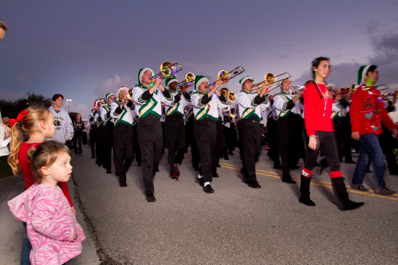 <b>Light Up Viera Holiday Parade</b>
<br>
<b>Fecha: </b>2 de diciembre
<br>
<b>Lugar:</b> Viera Community Institute. 7380 Murrell Rd. Melbourne, FL
<br>
<b>Sitio web</b>: 
<a href="https://vieracommunityinstitute.com/light-up-viera/">https://vieracommunityinstitute.com/light-up-viera/</a> 
<br>
<br>Este evento comunitario inicia con un espectáculo de fuegos artificiales y luego cuenta con un desfile festivo.