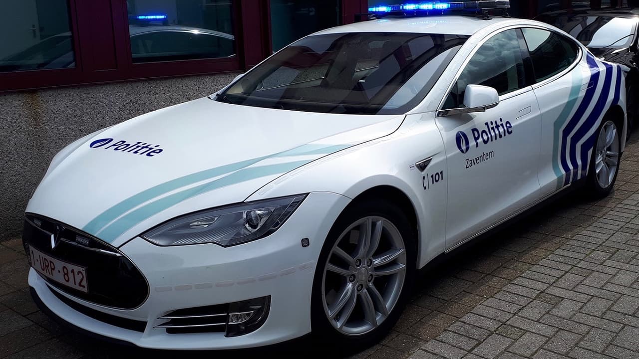A pesar de que Fremont es la ciudad donde Tesla construye sus vehículos, su departamento de policía 
<b>no será el primero en adoptarlos</b>. Los departamentos de policía de las ciudades de 
<b>Denver</b> y 
<b>Los Ángeles</b> ya cuentan con unidades del Tesla Model S en sus flotas. La policía provincial de 
<b>Ontario</b> en Canadá utiliza camionetas 
<b>Tesla Model X</b>, mientras que en Europa los departamentos de policía de 
<b>Zaventem</b> en 
<b>Bélgica</b> y 
<b>Luxemburgo</b>, por solo nombrar un par, también utilizan unidades del sedán grande de Tesla como patrullas.