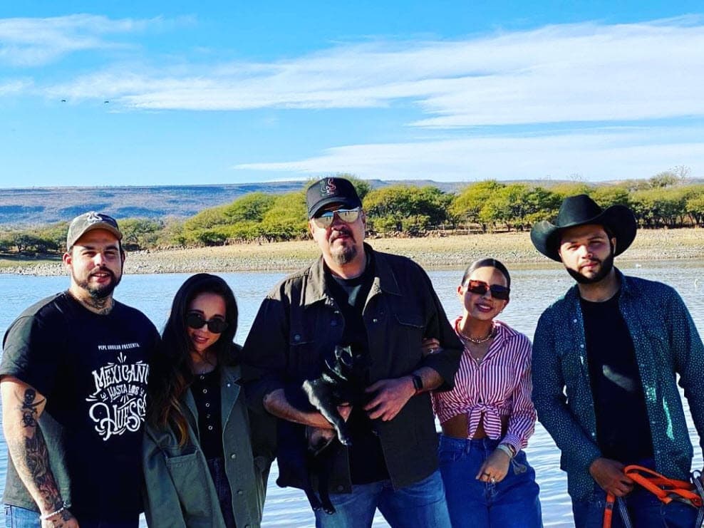 Aunque el cantante se 'convertirá' próximamente en 'bisabuelo' con los cachorros de Frida, ninguno de sus cuatro retoños le ha dado nietos hasta el momento.
<br>