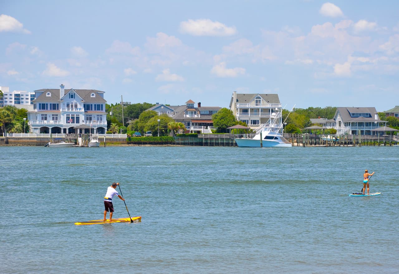 <b>Wrightsville Beach</b>
<br>Sitio web:
<a href="https://wrightsville-beach.wilmingtonandbeaches.com/">https://wrightsville-beach.wilmingtonandbeaches.com/</a>
<br>
<b><a href="https://goo.gl/maps/52zCRFjomjYineN68">Cómo llegar</a> </b>
<br>
<br>Desde estilos de vida activos con muchos deportes acuáticos y actividades saludables y de bienestar al aire libre hasta reuniones comunitarias amistosas, siempre hay algo que sucede durante todo el año en Wrightsville Beach, la playa más accesible de Carolina del Norte ubicada a solo 8.5 millas de Wilmington.