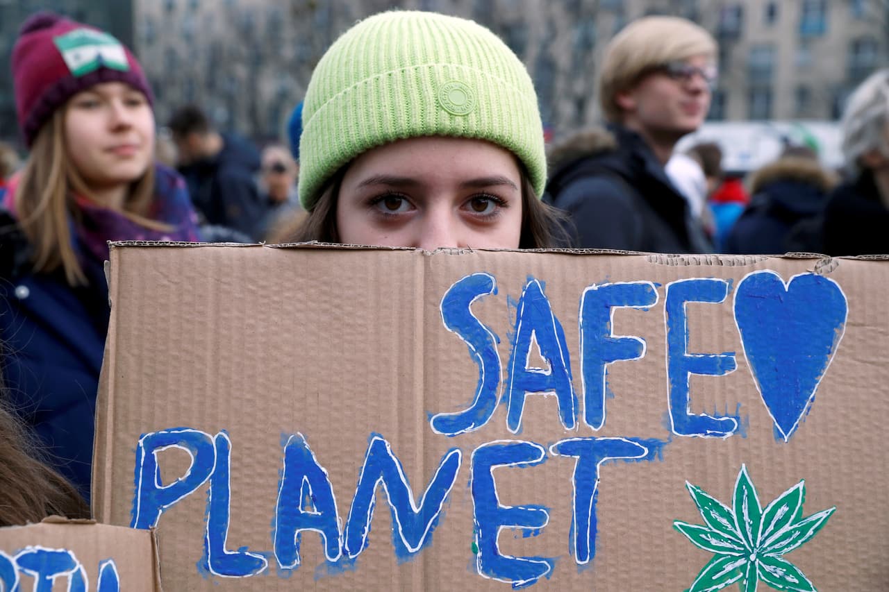 En Varsovia, Polonia, manifestantes también buscaron concienciar sobre el cambio climático en este 'Viernes negro'. 
<b>"Un planeta seguro"</b>, leía un cartel del movimiento 
<i>Fridays for Future</i>, que aprovechó que la próxima semana se realizará la enorme cumbre COP25 del cambio climático de Naciones Unidas.