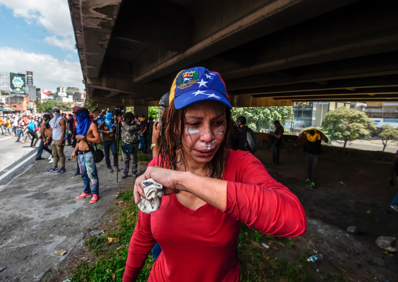 Muchos se resguardaron de los gases bajo la autopista.
