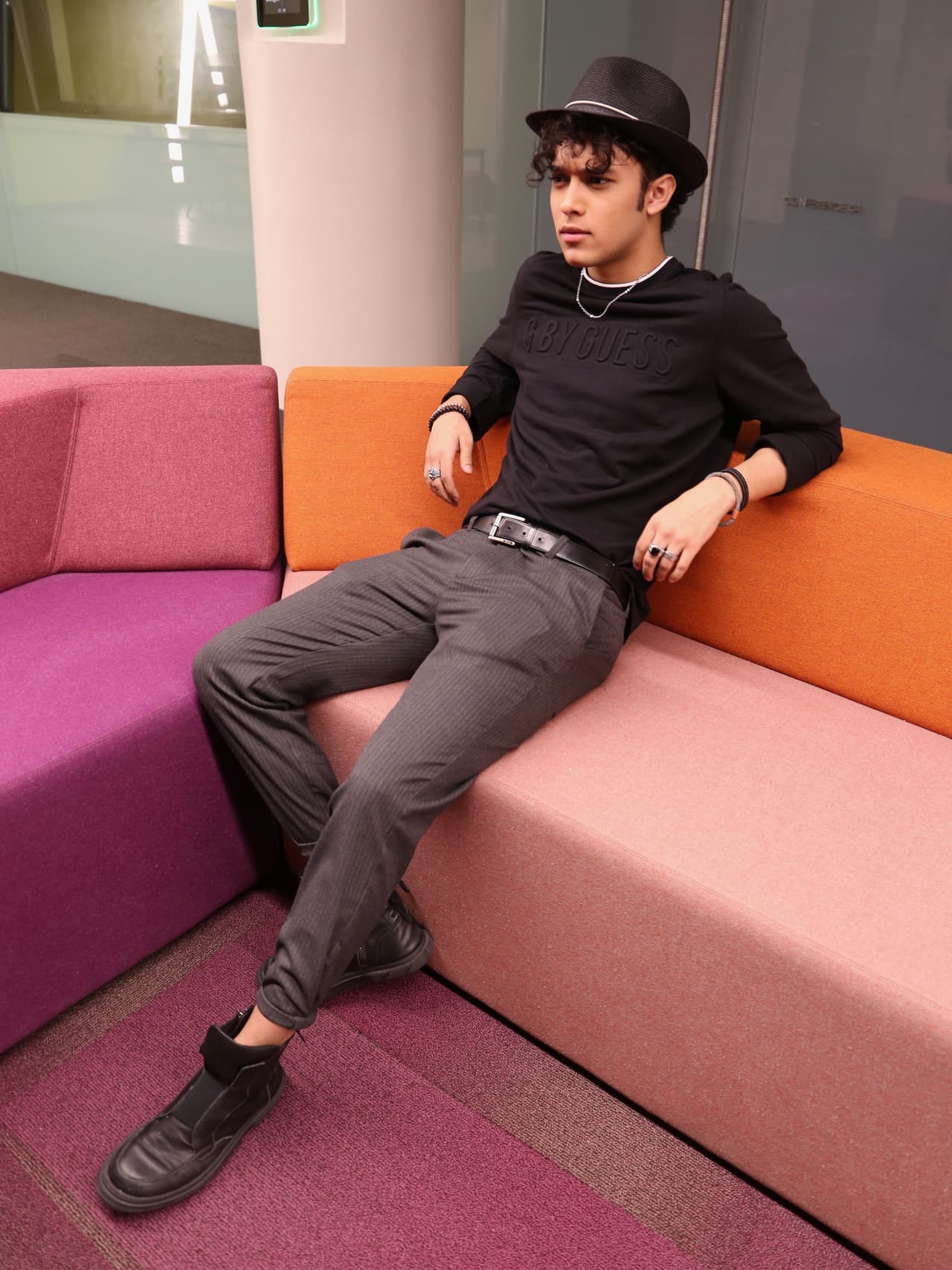 <b>Joel Pimentel</b>, el mexicano del grupo, siempre mantiene un look más clásico y formal, pero nunca pierde el glamour y sabe cómo combinar su atuendo con los tenis perfectos.