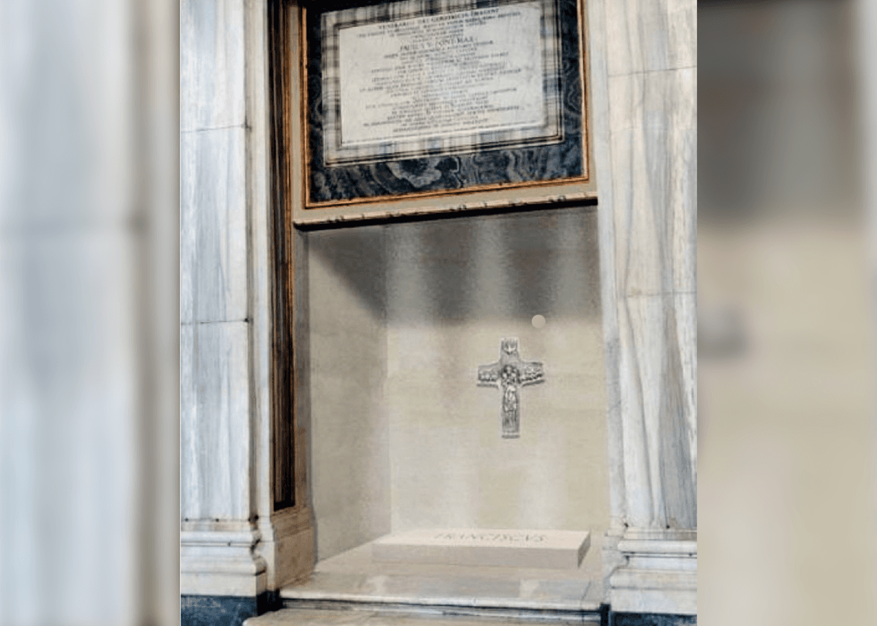 La lápida del reposo del papa Francisco, en Santa María la Mayor.
