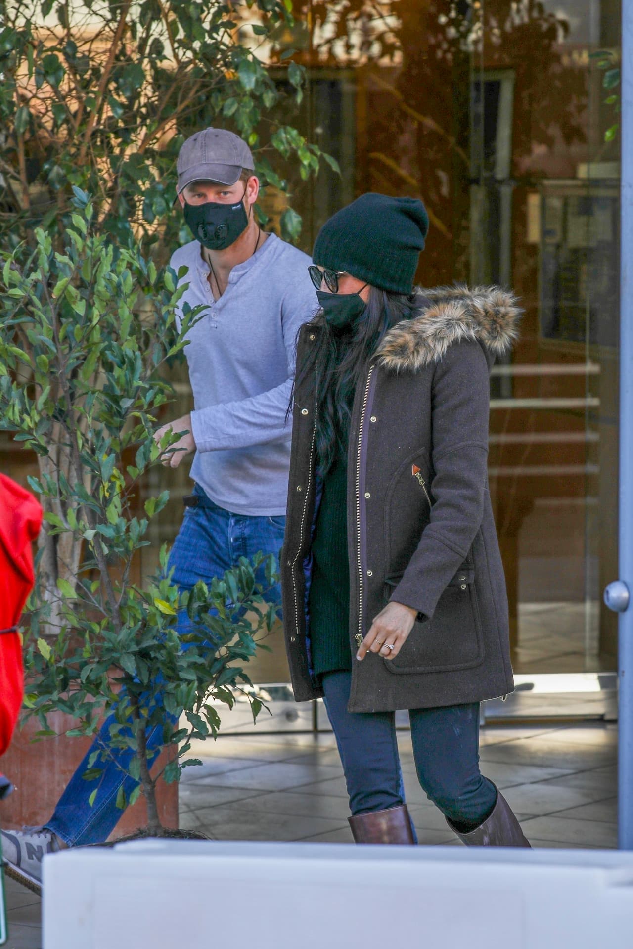 Según el diario británico, el príncipe Harry, de 36 años, "ha pedido un pastel a la pastelería local Posies & Sugar". 
<br>