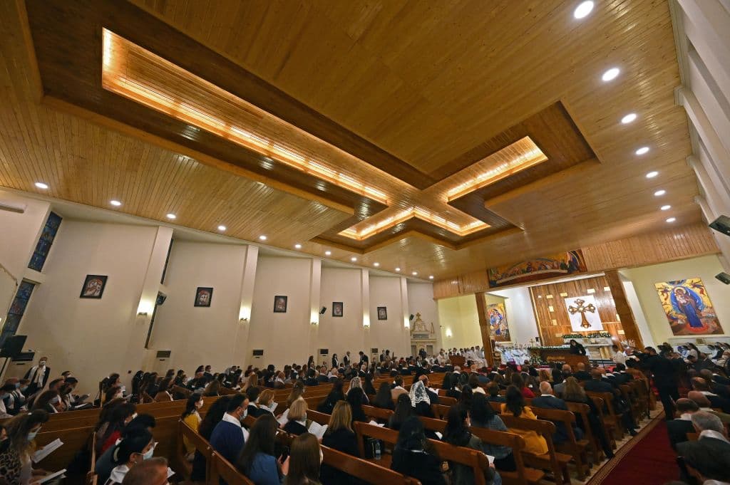 La misa tiene lugar ante una congregación de fieles y autoridades políticas, todos con mascarillas y distanciados entre sí debido al 
<a href="https://www.univision.com/temas/coronavirus">coronavirus</a>.