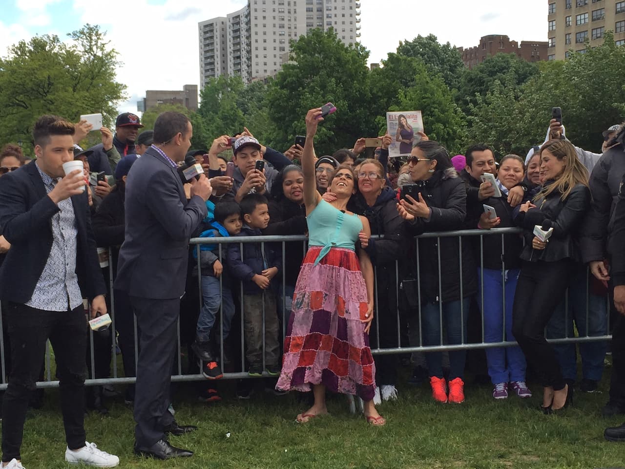 Todos querían foto con ella, Mela es una celebridad.