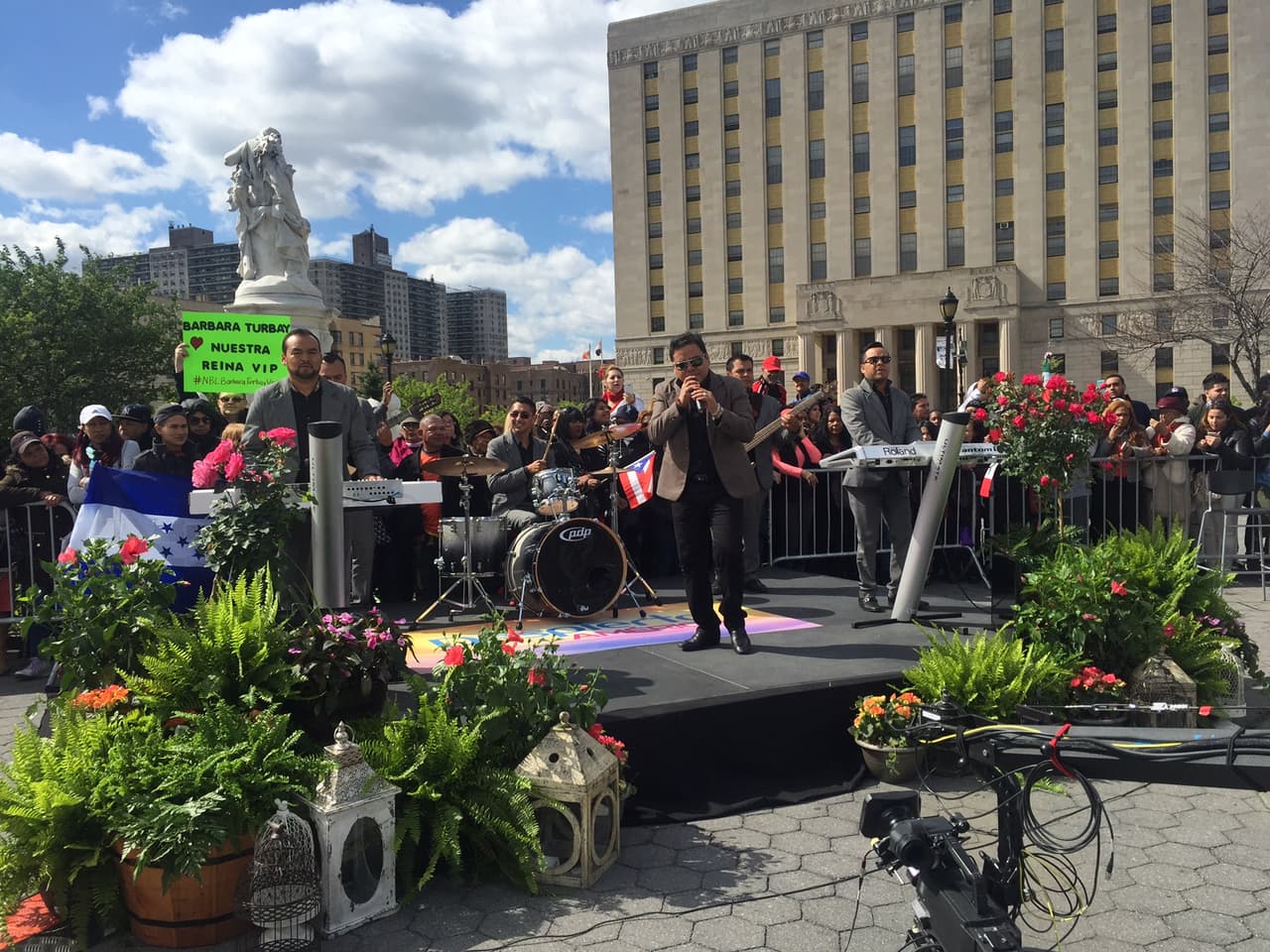 Con su tema 'Y solamente tú', el público se llenó de ánimo.