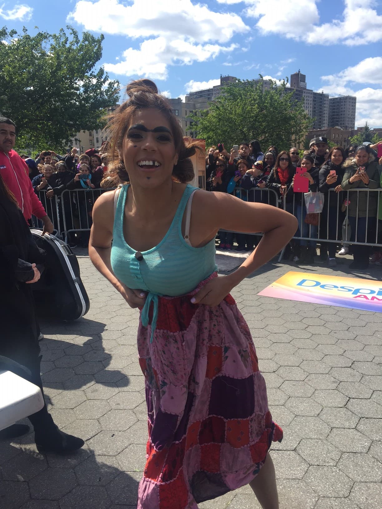 Mela no podía quedarse en casa y llegó decidida a armar la fiesta.