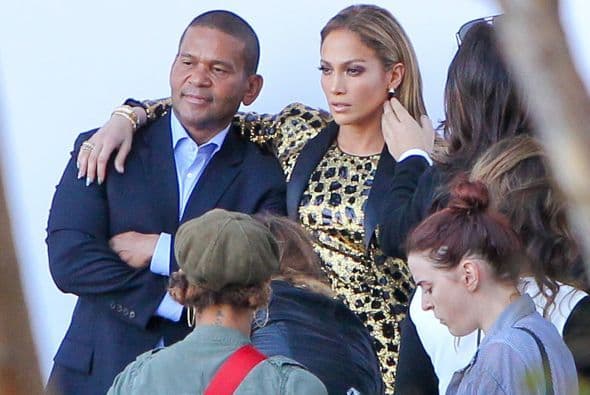 La hermosa Jennifer Lopez nos volvió a dejar con la boca abierta cuando decidió llegar con elegancia en un conjunto dorado con negro que la hacía lucir bella.