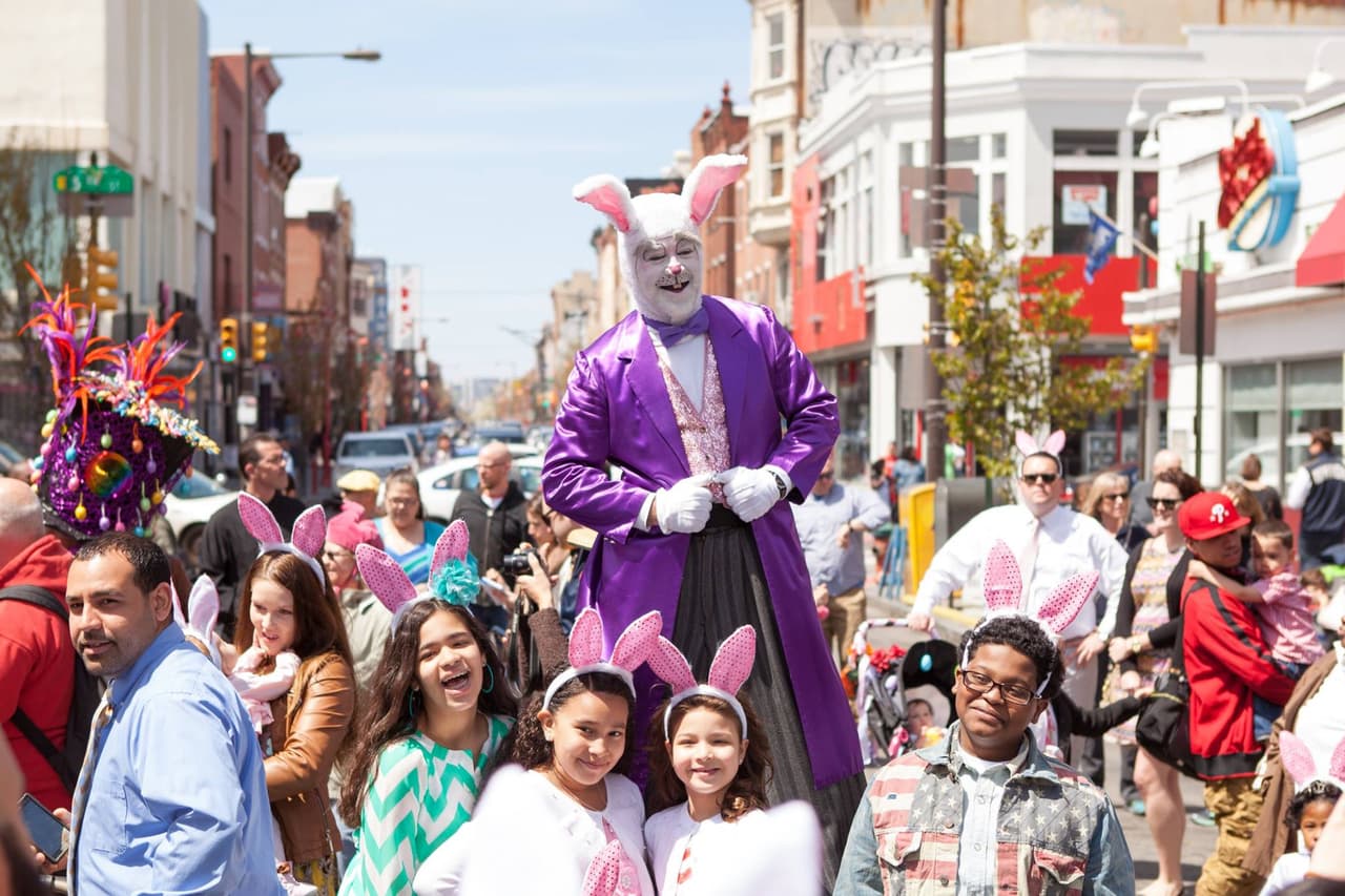 <b><a href="https://southstreet.com/">South Street Headhouse District Easter Promenade (17 de abril)</a></b>: En primavera, este evento de Pascua de larga duración regresa en todo su esplendor. Tanto niños como adultos vienen vestidos con sus mejores galas dominicales para un paseo por South Street, completo con música en vivo, golosinas y la visita del Conejo de Pascua, que juzga los concursos de las mejor vestidas.