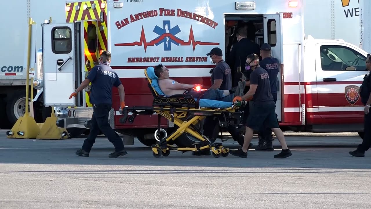 <a href="https://www.univision.com/local/san-antonio-kwex/detienen-camion-transportaba-80-inmigrantes-indocumentados-i-10-san-antonio?23" target="_blank">Un camión de 18 ruedas que transitaba por la Interestata 10 de San Antonio fue detenido por una actividad sospechosa</a>, según denunció una llamada al sistema de emergencias 9-1-1.