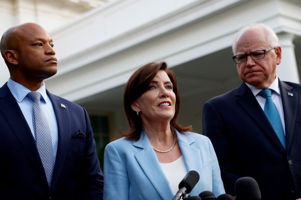 La gobernadora de Nueva York, Kathy Hochul, agradeció a Joe Biden por su mandato y lo llamó un héroe americano.
<br>
<br>"Joe Biden es un héroe estadounidense, un verdadero estadista, y
<b> pasará a la historia como uno de los mayores defensores de las familias trabajadoras</b> que nuestra nación haya conocido. Gracias Joe Biden", señaló en X.
<br>