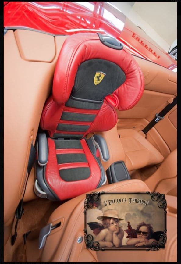 <b>Silla infantil Dartz </b>
<br>El fabricante ruso de autos blindados, y una que otra extravagancia, tiene disponible una exclusiva línea de asientos para bebé llamada 
<i>L’enfant terrible</i> de donde sale este modelo especialmente diseñado para montarse en un Ferrari.