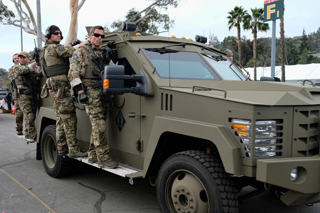 Agentes de distintas corporaciones, tanquetas blindadas, barreras en vialidades y perros policías fueron parte de las medidas de seguridad del Rose Parade.