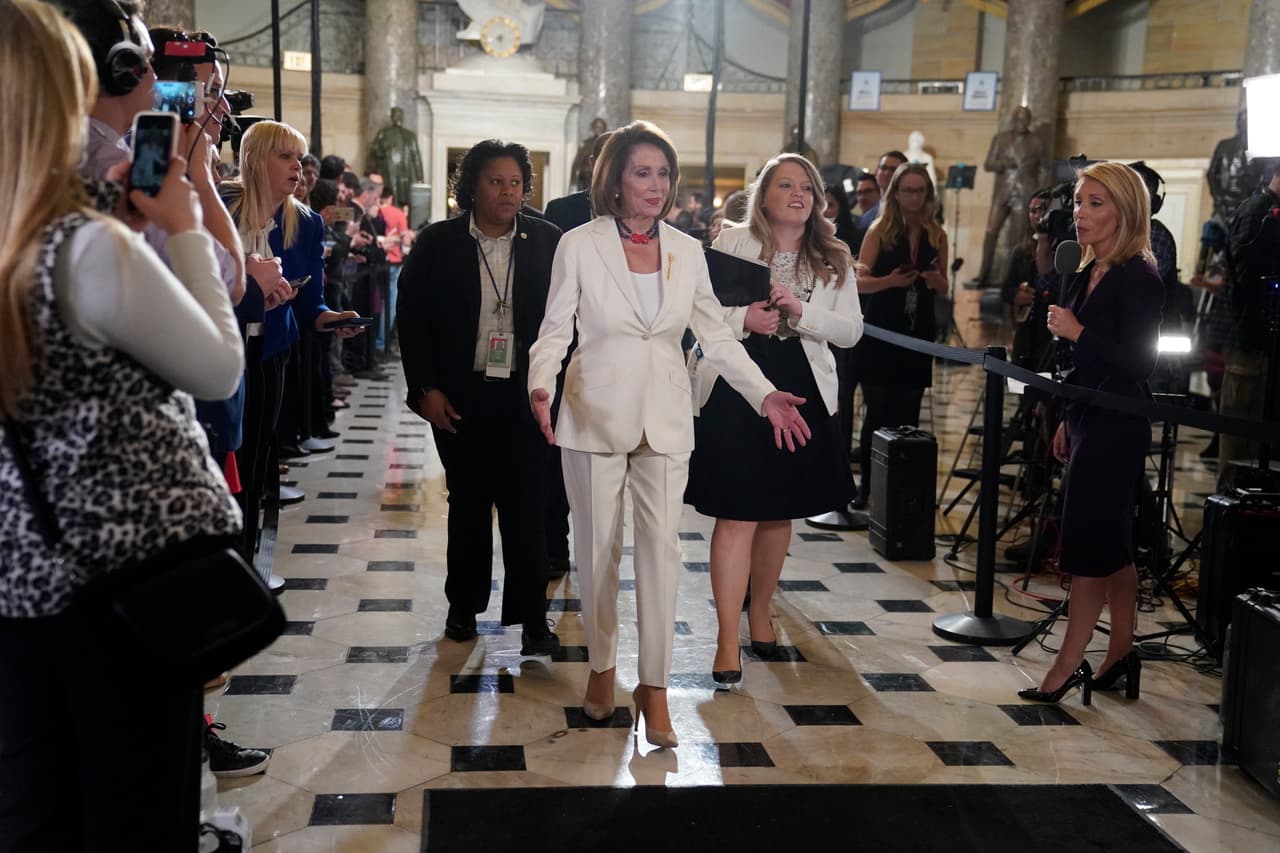 La presidenta de la Cámara de Representantes llega a escuchar al presidente Trump. Esta vez lo hará desde el estrado del Congreso.