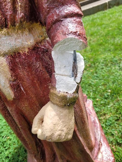 El incidente, señalan, ocurrió aproximadamente a las 3:30 a.m. cuando un hombre saltó la valla de la iglesia causó daños en la zona del antebrazo y la muñeca izquierdos de la figura.