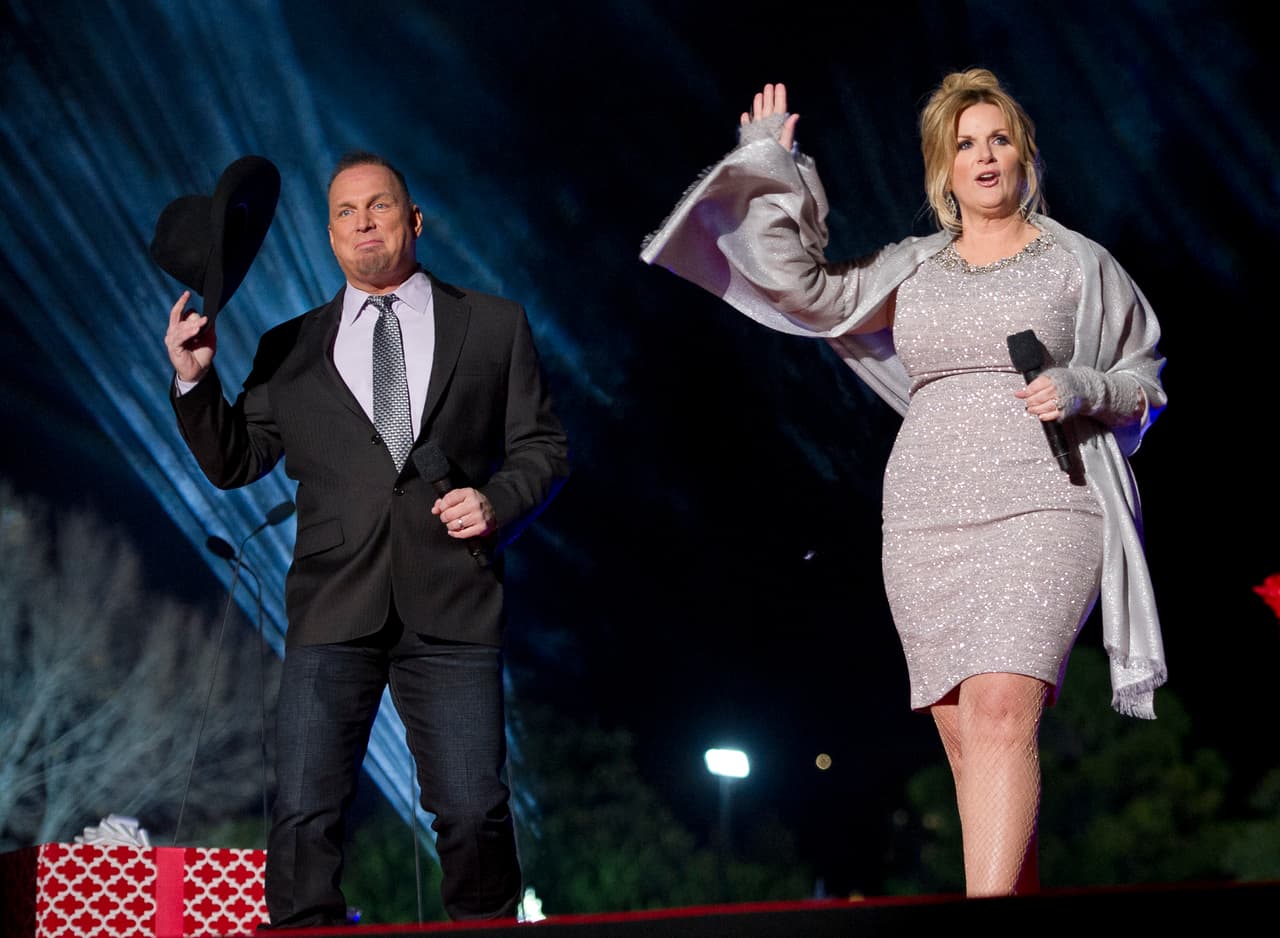 Los intérpretes de música 'country', Garth Brooks y Tricia Yearwood se divirtieron durante su presentación e hicieron reír al público.