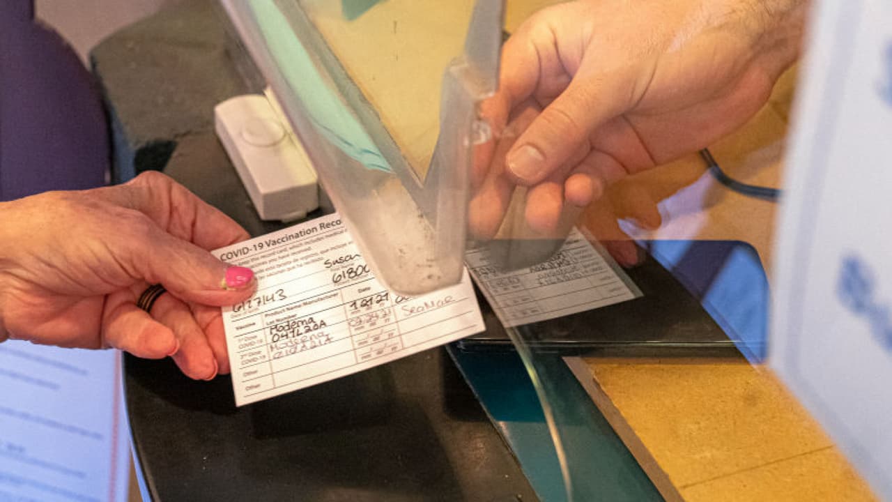 Los desafíos que enfrentan negocios en Los Ángeles por cuenta del requisito del certificado de vacunación