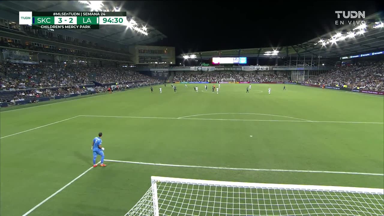 ¡GOL!  anota para Sporting Kansas C.. Dániel Sallói