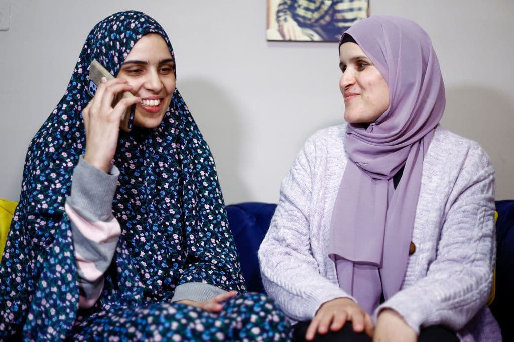 Marah Bakr (izq.), una palestina detenida en una prisión israelí durante ocho años y liberada el 24 de noviembre de 2023, en virtud de un acuerdo de tregua entre Israel y Hamas a cambio de rehenes retenidos en Gaza.
