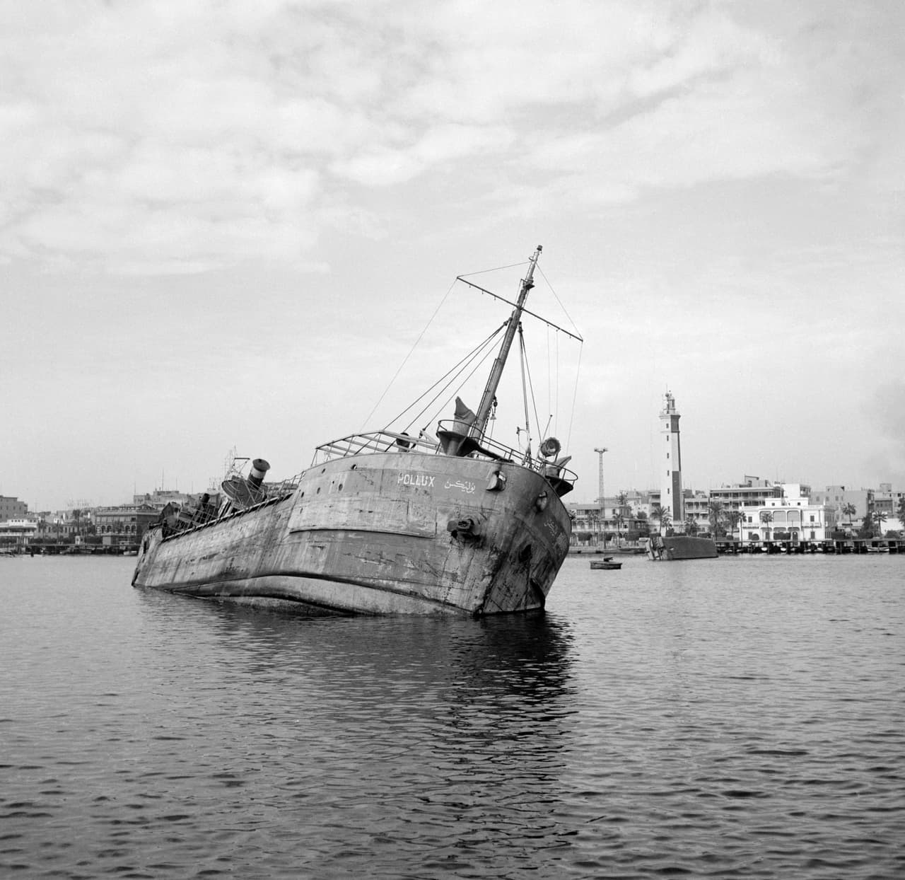 Este es uno de los múltiples barcos que hundió Egipto en el canal durante ese conflicto, para evitar que fuera utilizado por Francia y Reino Unido. Según History.com, “
<a href="https://www.history.com/news/what-was-the-suez-crisis"><u>más de dos tercios del petróleo utilizado por Europa fluía a través de esta vía estratégicamente vital</u></a>”. Tras la intervención de la ONU en 1957 se retiraron las tropas europeas y el canal fue reabierto.
<br>