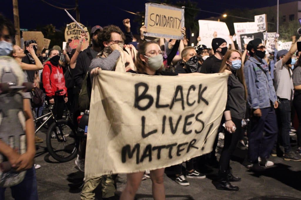 “La primera noche vimos 4 arrestos, un hombre fue arrestado por asalto agravado a un oficial”, dijo Francisco Magos, portavoz del departamento de la policía de Tucson. 
<br>