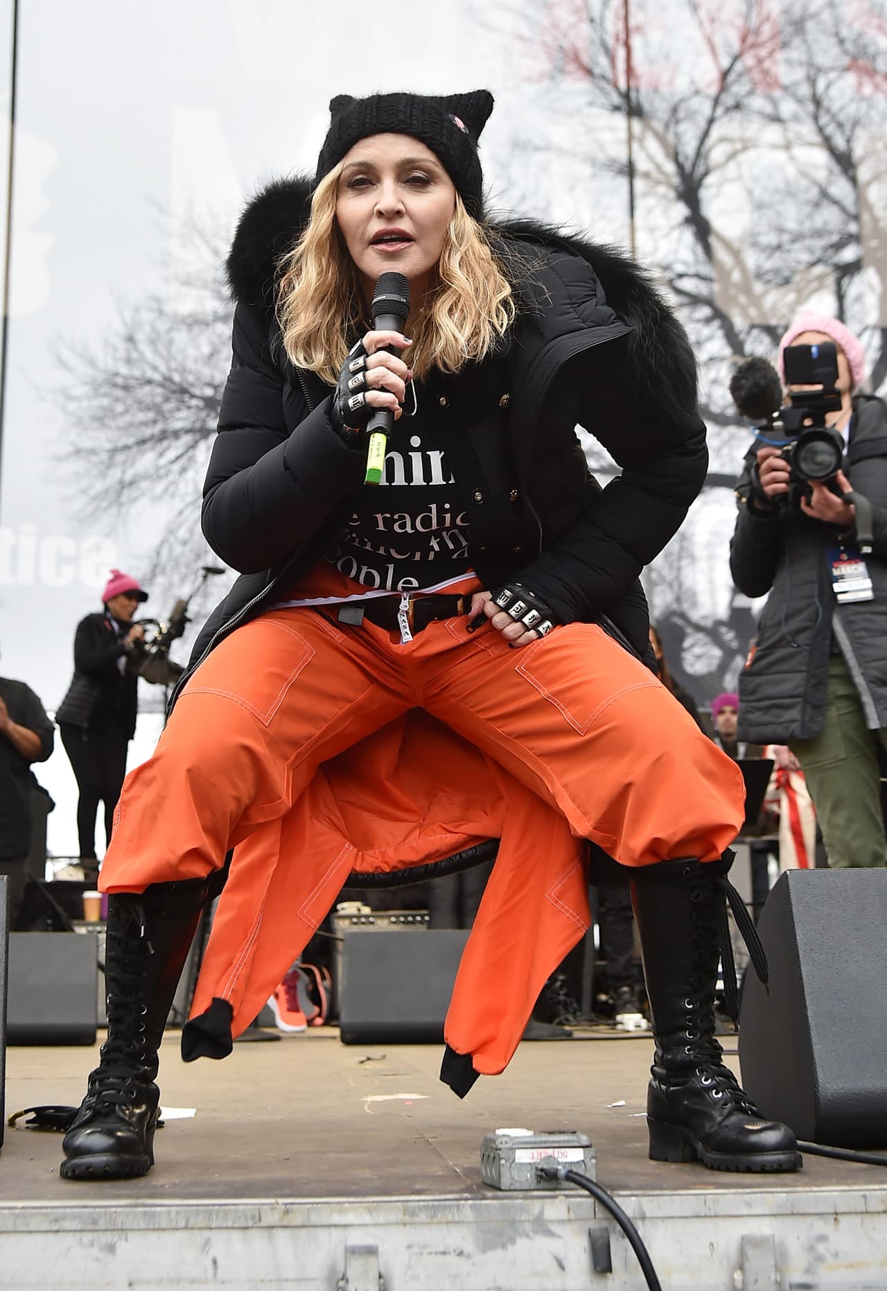 Un día después de haber expresado frente a la Casa Blanca que en algún momento pensó en explotar ese recinto y esas expresiones fueron sacadas de contexto, Madonna tuvo que aclarar su posición pues se publicó que estaba en la mira del Servicio Secreto.