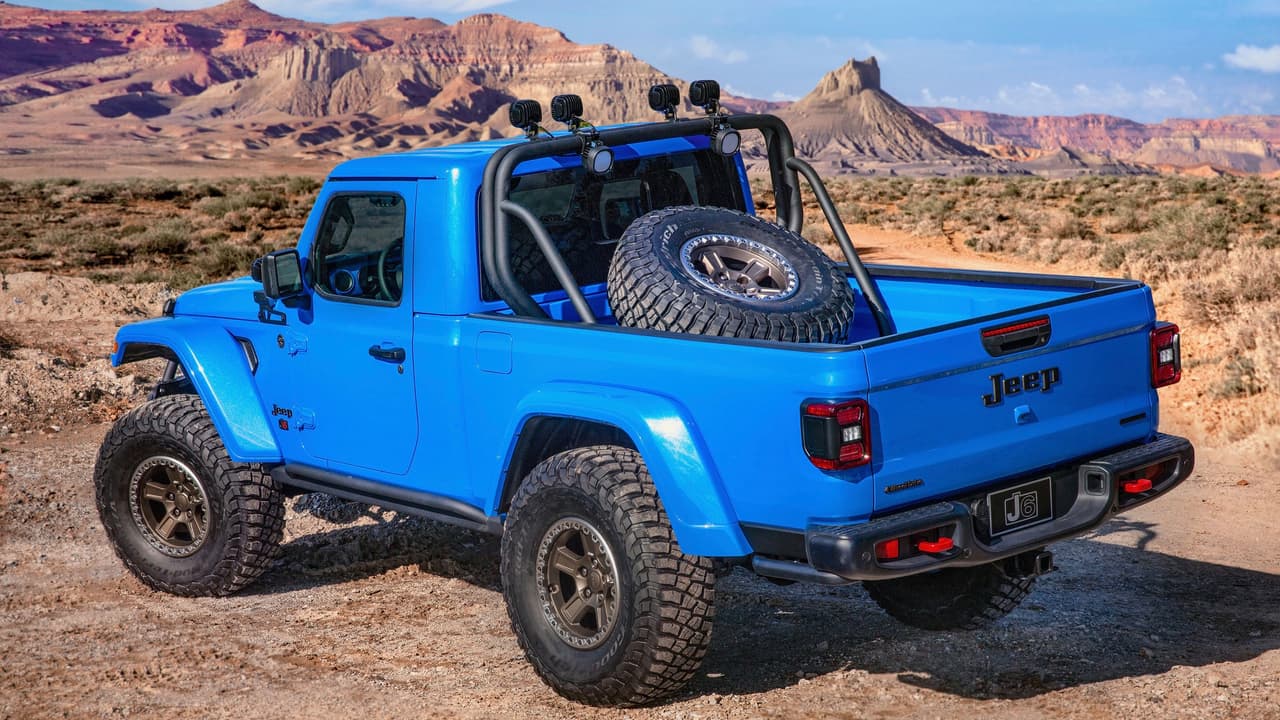 Jeep tomó como punto de partida a un Jeep Wrangler Rubicon de dos puertas cuya sección trasera fue sustituida por una caja de 6 pies, 12 pulgadas más larga que la caga de la Jeep Gladiator regular. La distancia entre ejes fue alargada a 118.4 pulgadas que es exactamente la distancia entre ejes de la Jeep Wrangler de cuatro puertas. La barra anti-volcamientos, el revestimiento protector del interior de la caja de carga del mismo color de la carrocería, y el soporte para la rueda de repuestos se encuentran todos en fase experimental y podrían estar a la disposición de los clientes de Jeep muy pronto. El techo, también experimental, es desmontable.