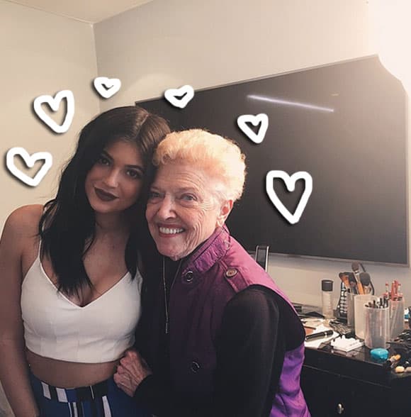 Toda la familia de Cait ha estado a su lado apoyándola en su transformación. Aquí Kylie con su abuelita.