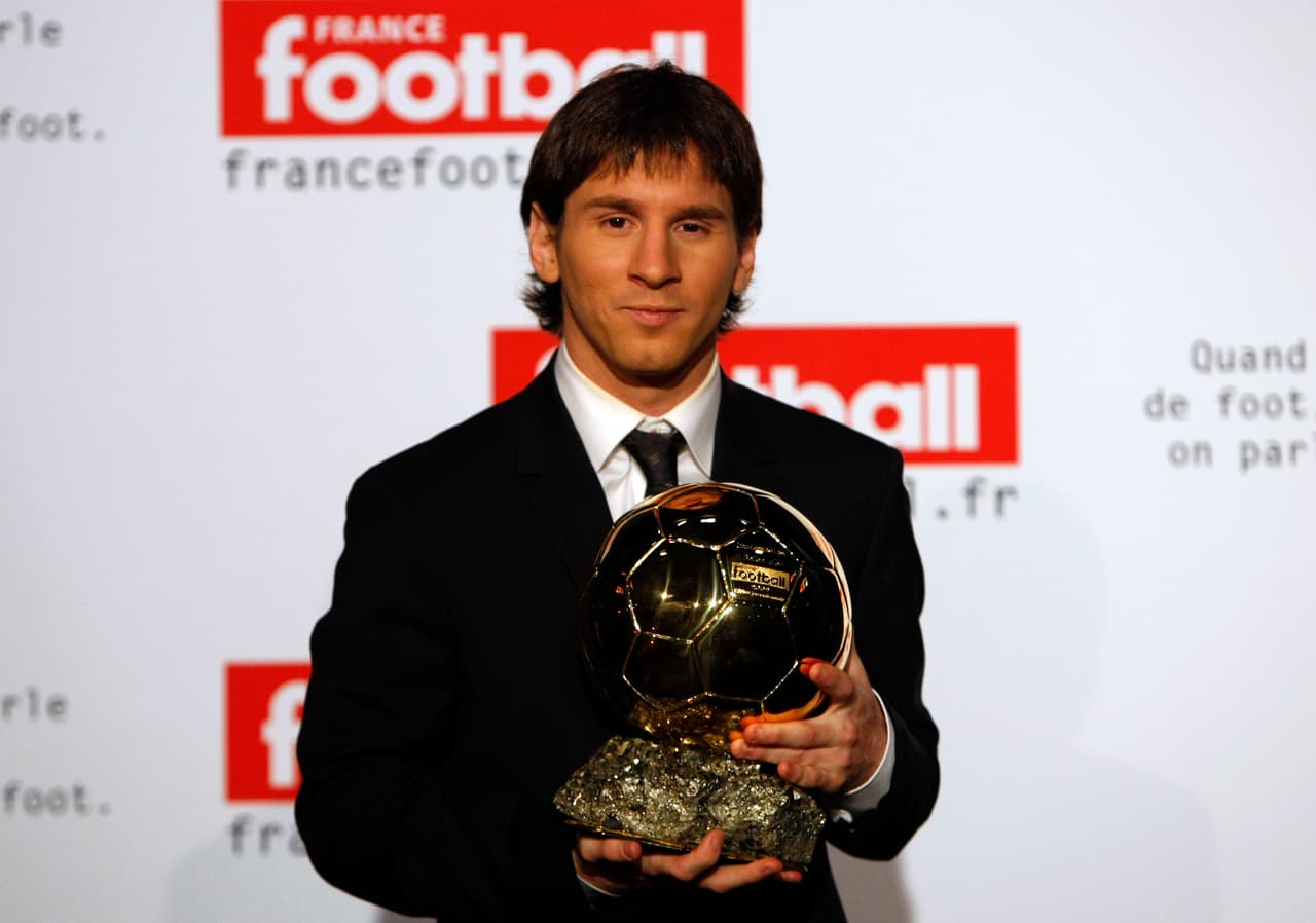 En 2009 y a sus 22 años, Leo Messi consigue su primer Balón de Oro, después de estar cerca los dos últimos años. Messi fue el ganador indiscutible de esta presea.
