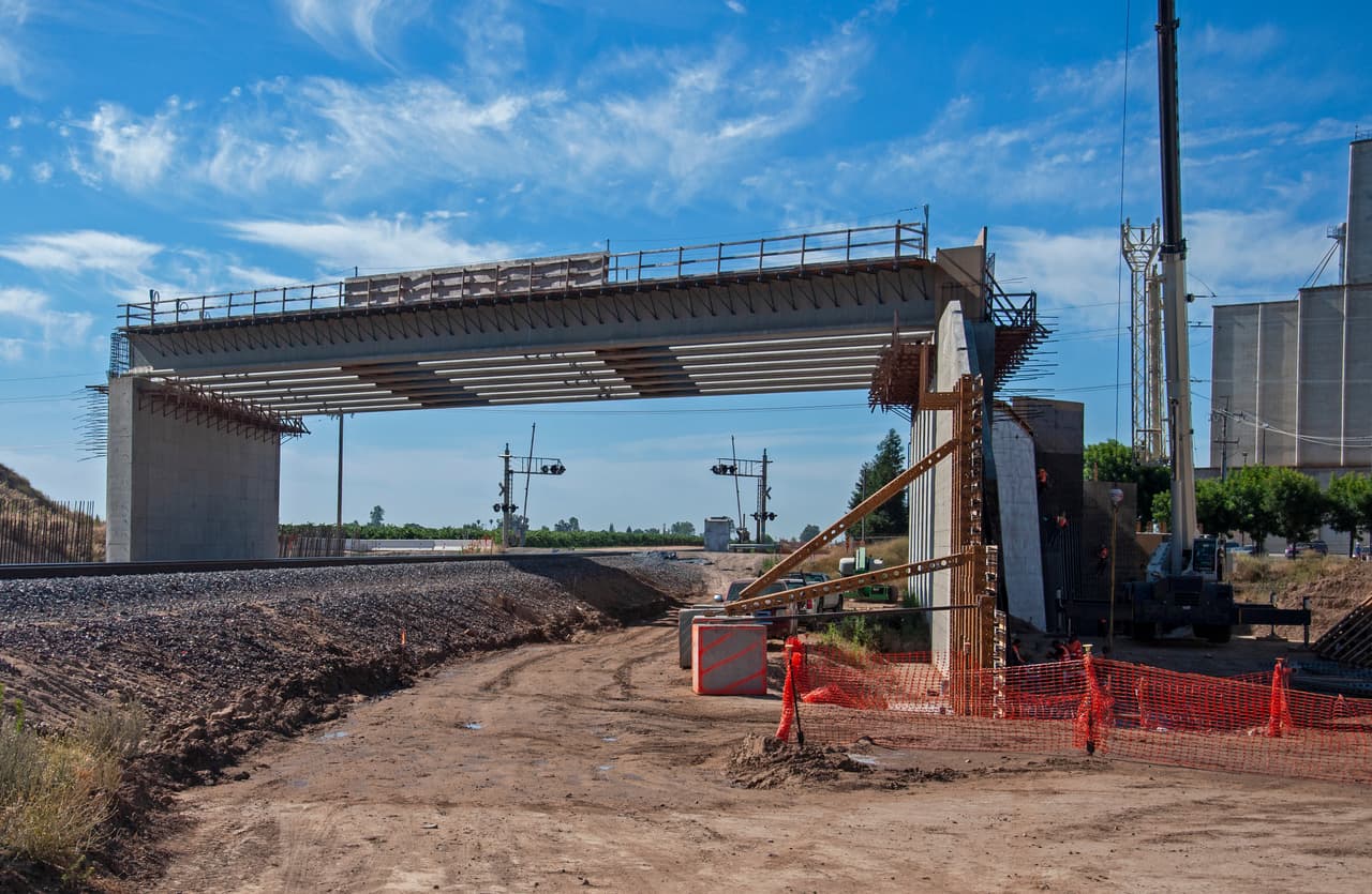 Este es el avance del puente en la avenida 12 de Madera, uno de los proyectos de construcción más avanzados por el momento.