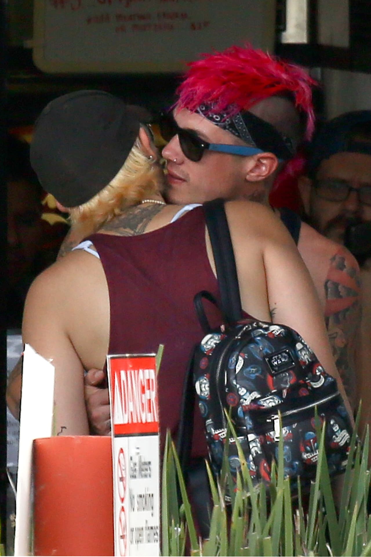 Michael le susurraba cosas al oído a Paris.