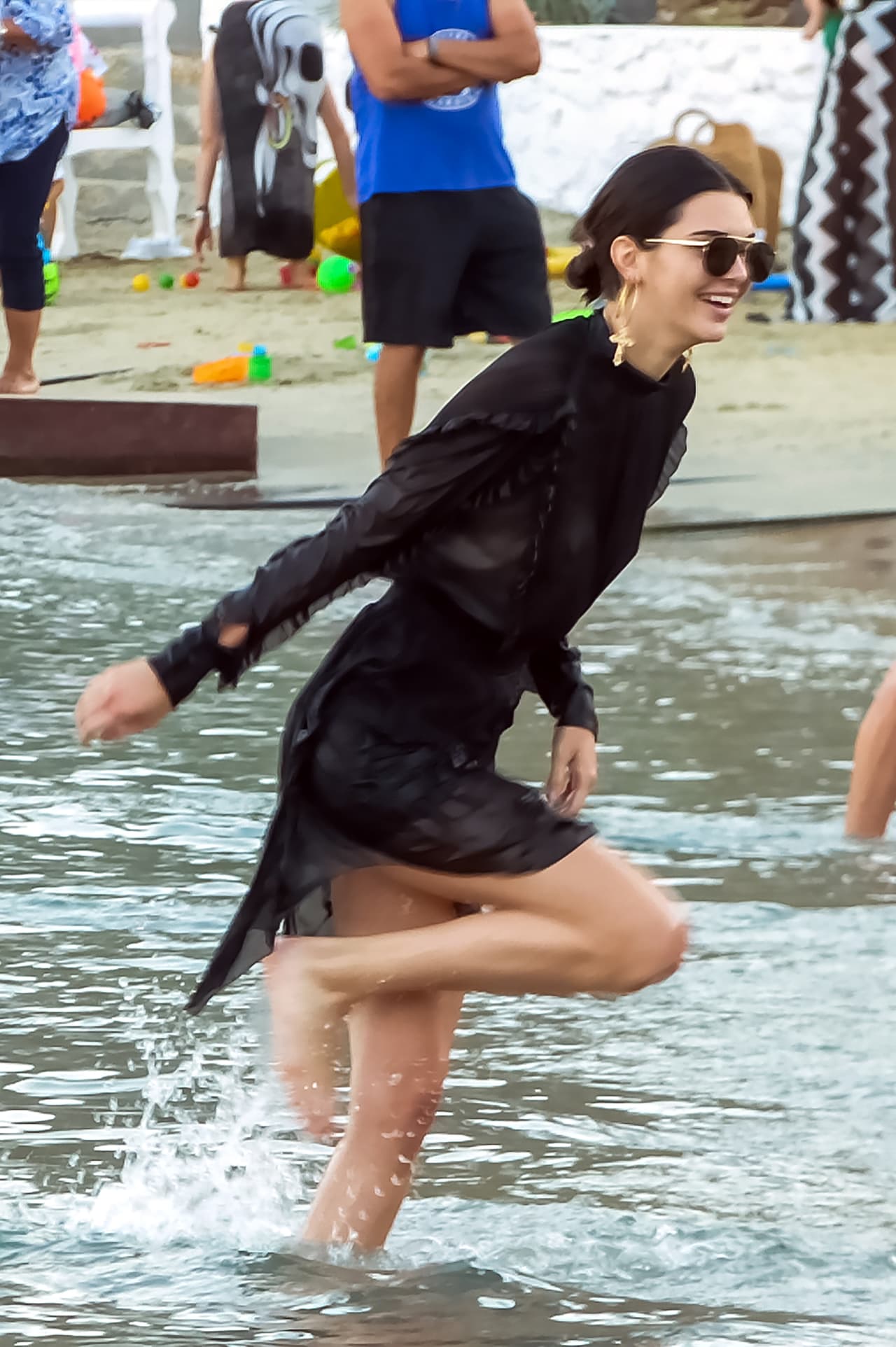 El clima en Mykonos, Grecia, está este verano por encima de los 80 grados farenheit. Sin embargo, Kendall Jenner se metió al mar con un vestido negro, largo y con los brazos cubiertos junto a su amiga su Bella Hadid.
