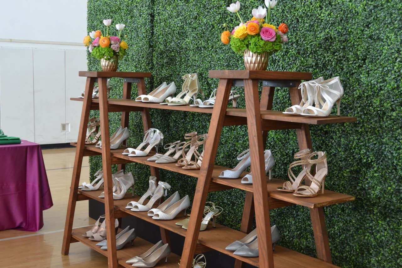 Lo mismo sucedió con las zapatillas, pues las jovencitas tuvieron la oportunidad de escoger diferentes tipos y colores.