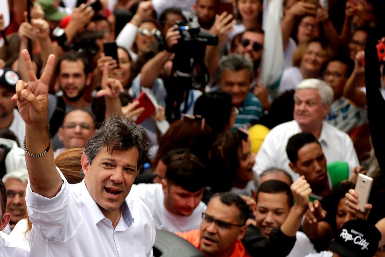 SP09. SAO PAULO (BRASIL), 27/10/2018.- El candidato a la presidencial de Brasil, el progresista Fernando Haddad (i), participa en su último acto de campaña hoy, sábado 27 de octubre de 2018, en la favela de Heliopolis, una de las mayores de Sao Paulo (Brasil). Haddad disputará mañana la segunda vuelta de las elecciones presidenciales en Brasil con el ultraderechista Jair Bolsonaro, ganador de la primera contienda electoral. EFE/Fernando Bizerra Jr.